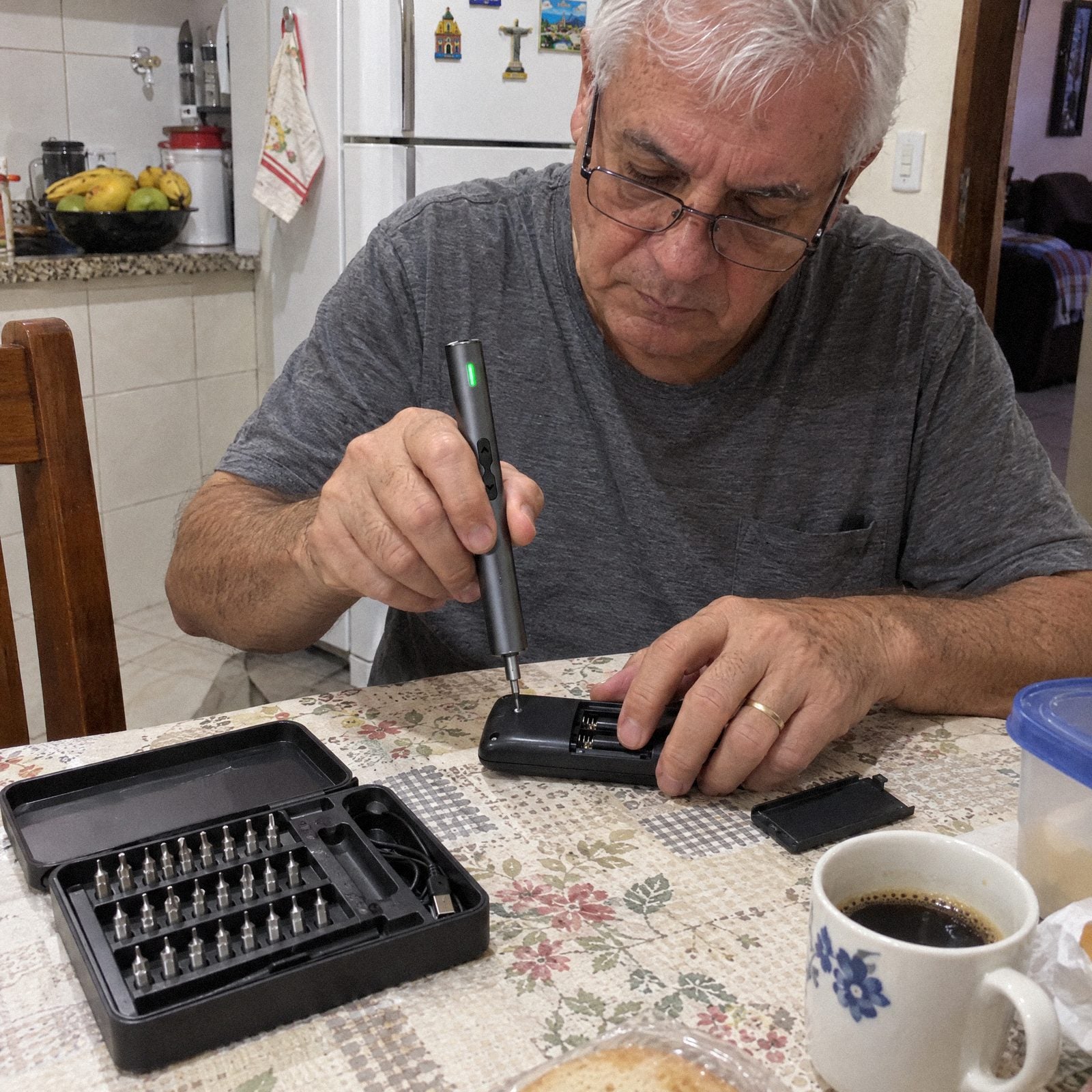 Senhor abrindo o controle remoto com a Chave de Fenda Elétrica Carbon